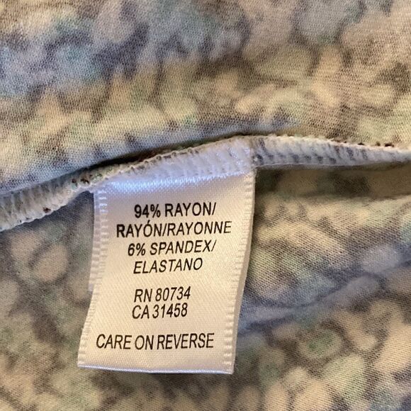 BCBG Maxazria Floral Print Dress with Surplus Neckline and Cap Sleeves. Size XS - Picture 6 of 6